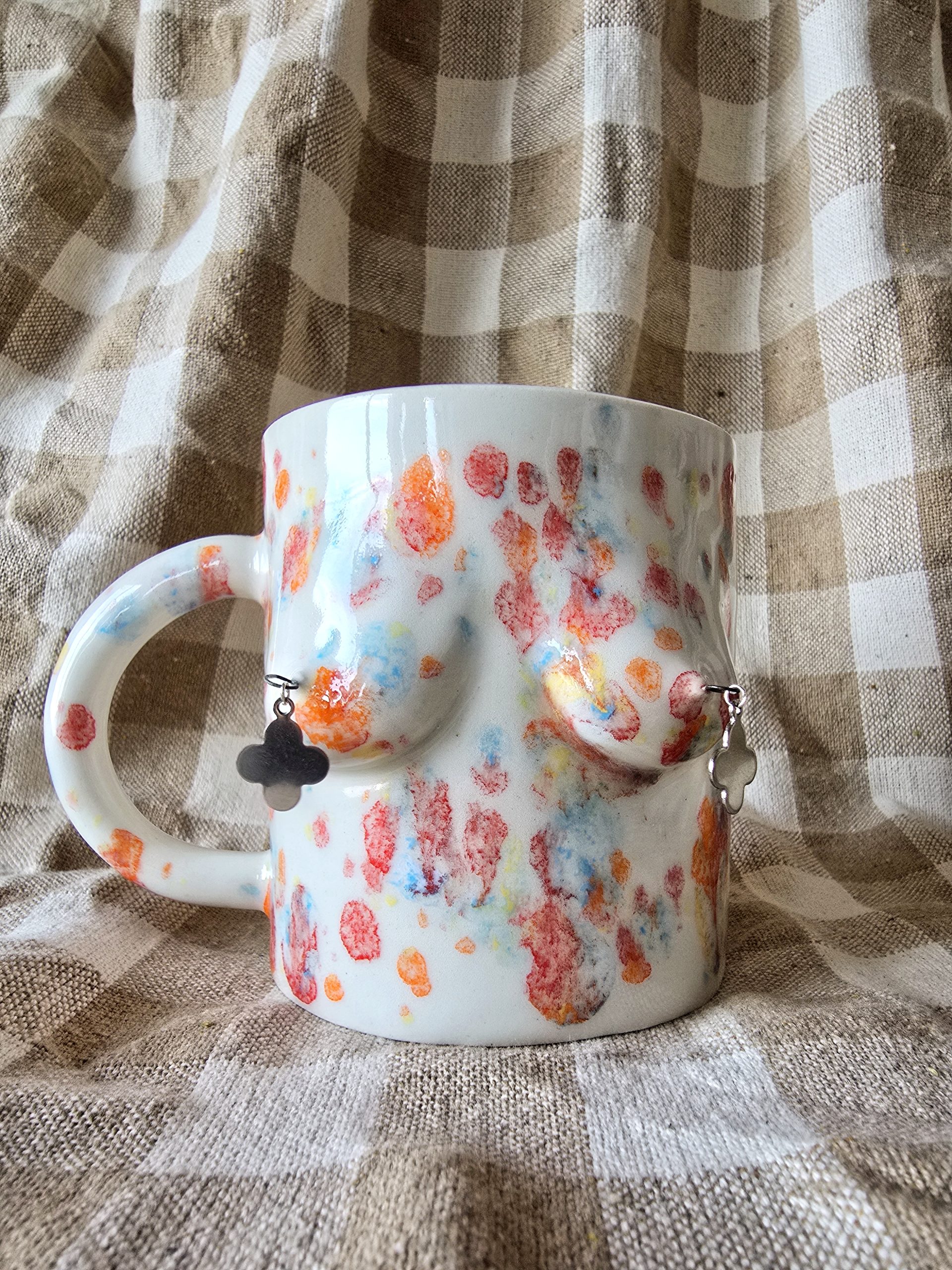mug boobs arlequin