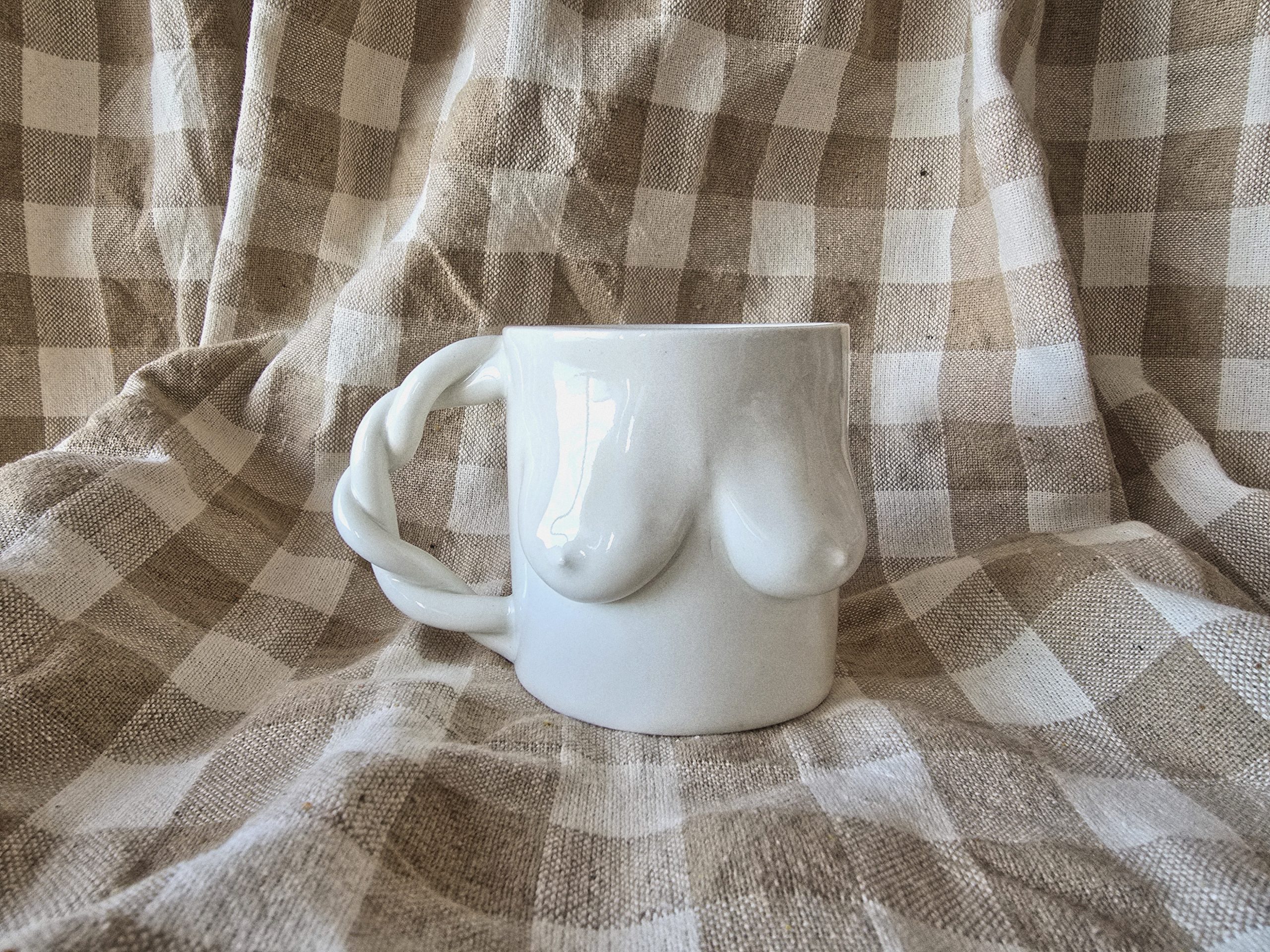 mug boobs blanc