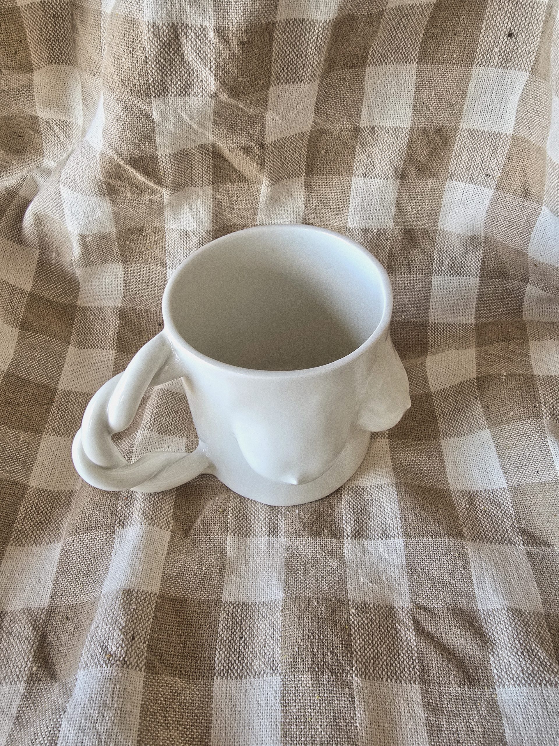 mug boobs blanc