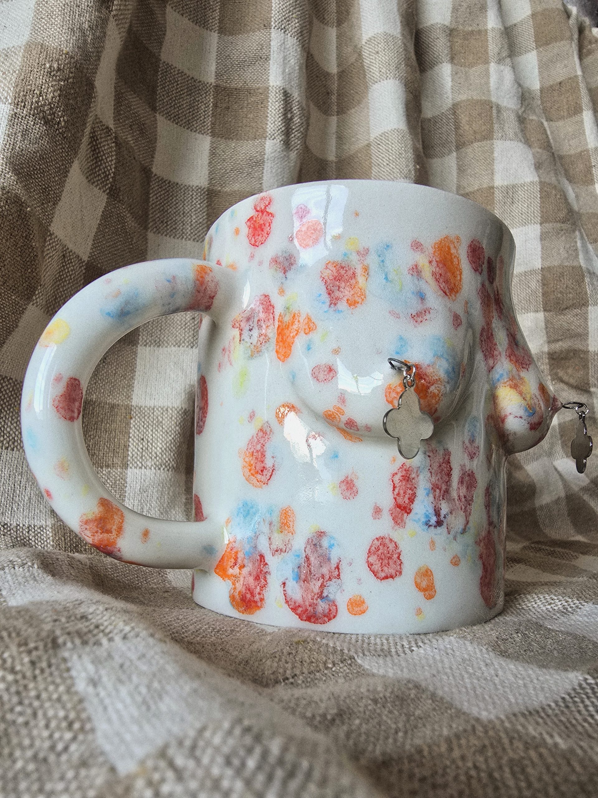 mug boobs arlequin 2